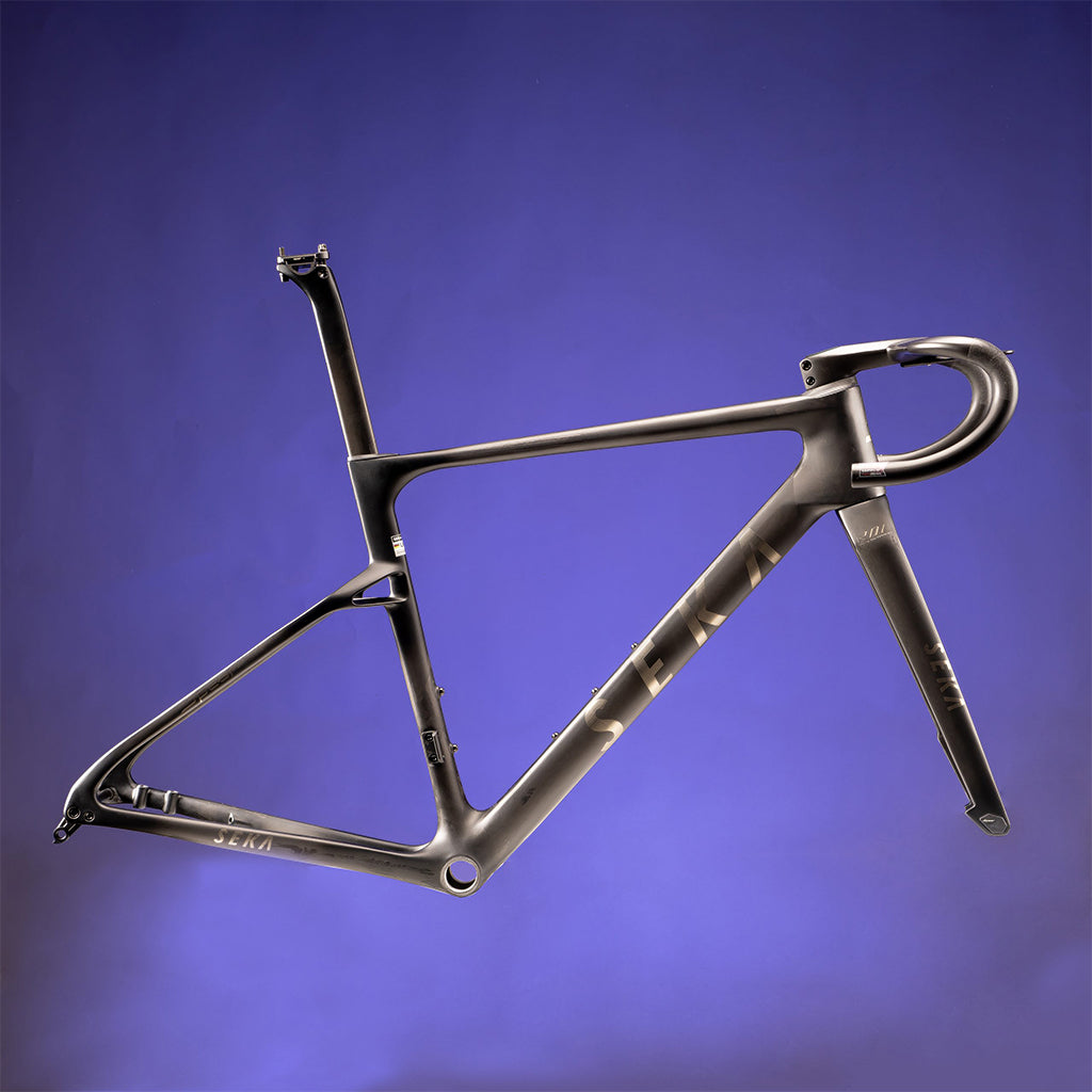 View 4 of the SEKA Spear RDC frameset in shadow black.