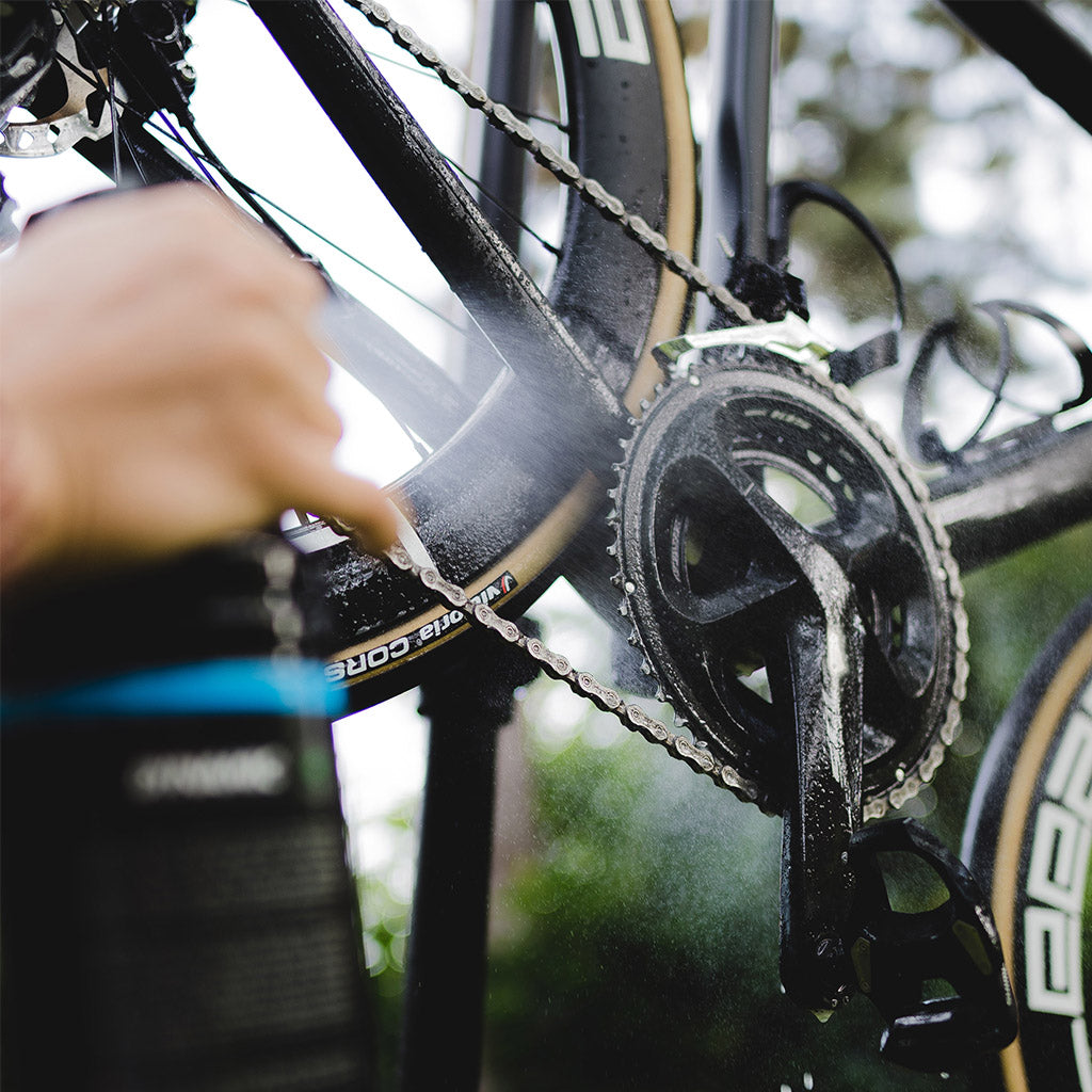 A 1-liter container of Dynamic Bio Drivetrain Detox, essential for thoroughly cleaning and degreasing bike chains, cassettes, and derailleurs.

