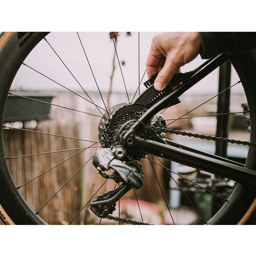 Dynamic Claw Brush, an indispensable cycling tool for targeted cleaning of bicycle chains, cogs, and derailleur pulleys.