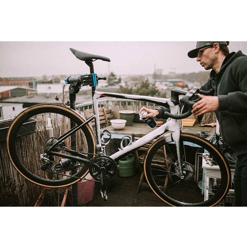 400ml can of Dynamic Dirt Destroy Foam Spray, a high-performance foam cleaner that clings to dirt for effective bike washing.