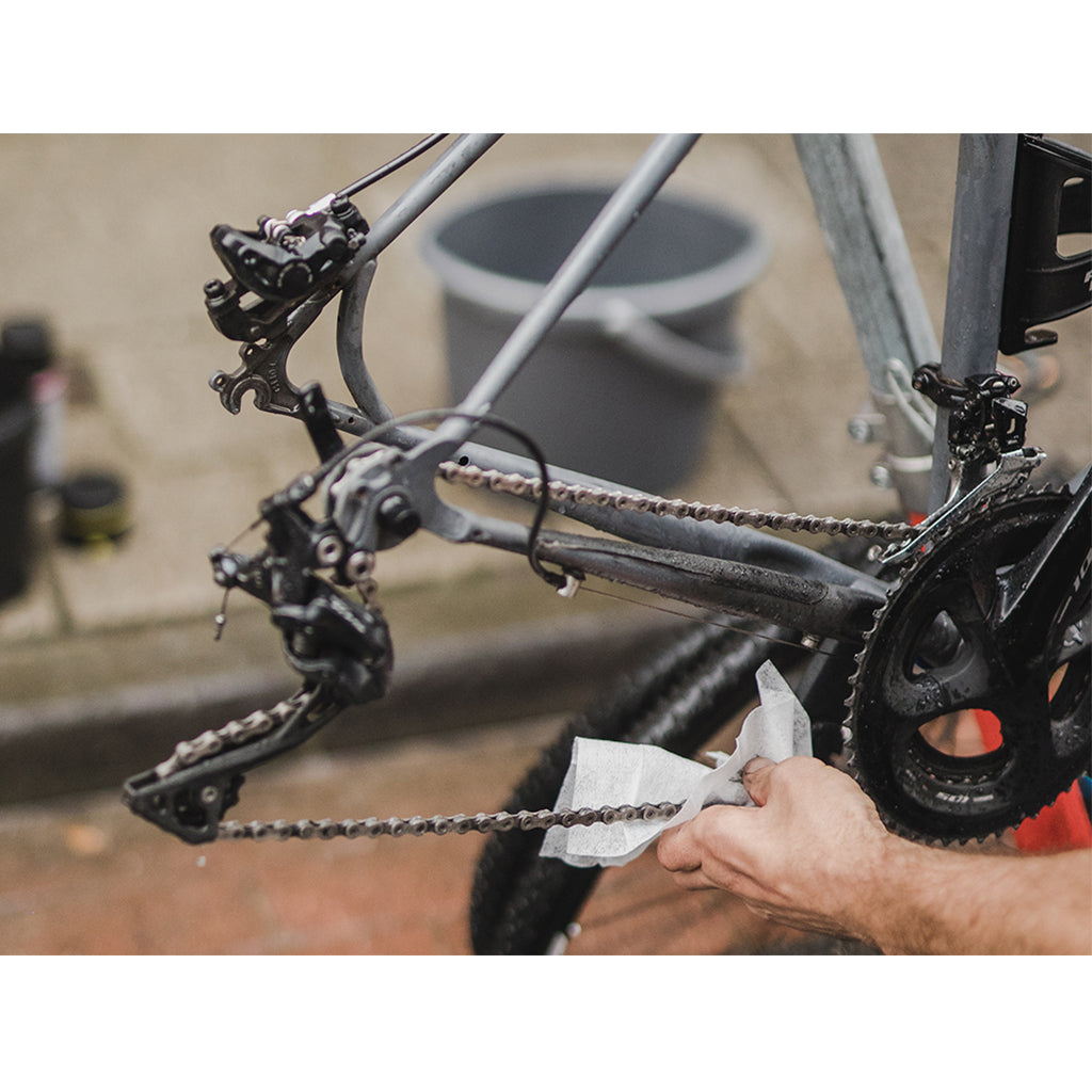 Close-up of Dynamic Chain Cleaning Wipes (2 Pcs) packaging, highlighting their effectiveness for on-the-go removal of dirt and grime from bike chains.