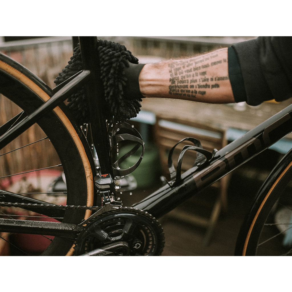 Close-up of the Dynamic Microfibre Bike Cleaning Glove, highlighting its soft, absorbent material for scratch-free bike cleaning.