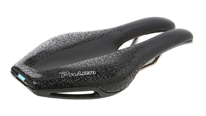 High-performance black ISM PN 4.0 saddle, providing superb thigh and hamstring clearance for aggressive cornering.